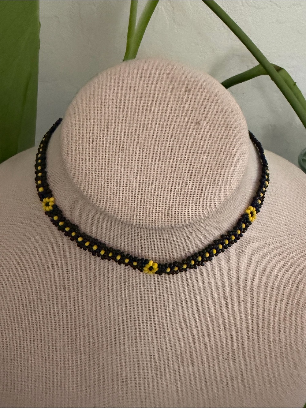 Vintage 90’s Y2K Black & Yellow Daisy Seed Bead Choker Necklace